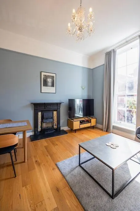 2Bed Flat With Private Balcony And Fireplace Dublin Ireland