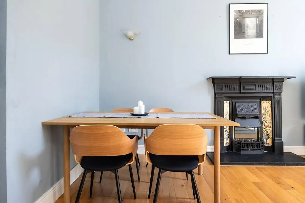 2Bed Flat With Private Balcony And Fireplace Dublin